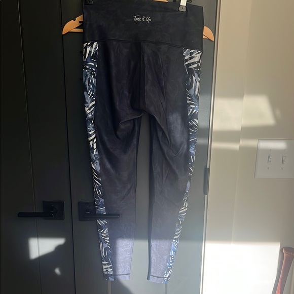 Tone It Up x Wear It To Heart blue tropical print Leggings - Picture 4 of 7
